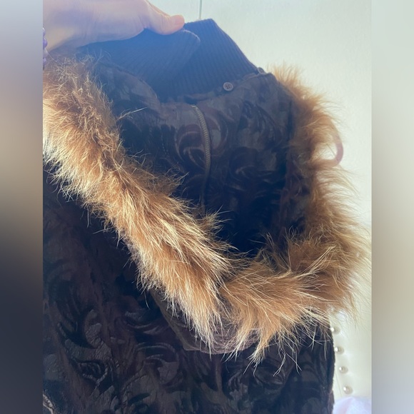 Sleeveless Jacket with fur hoodie - Picture 2 of 11
